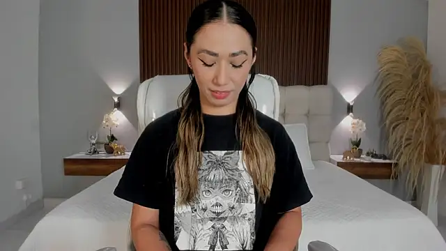 Emma23   online show from 04/01/26, 09:32