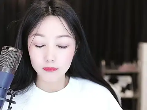 Nuyoah-77 online show from 03/18/25, 06:04