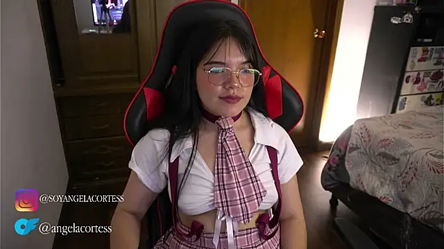 Snapshot of angela_cortes_ chatting on 10/24/25, 03:58 angela cortes online show from 10/24/25, 03:58