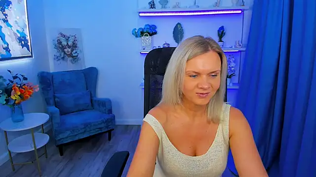 AgathaKlouin online show from 11/08/25, 07:45