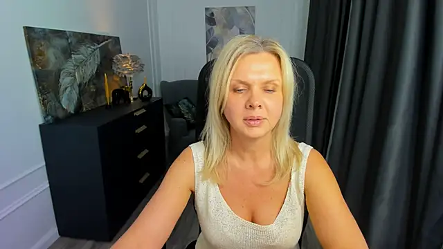 AgathaKlouin online show from 04/18/26, 11:36