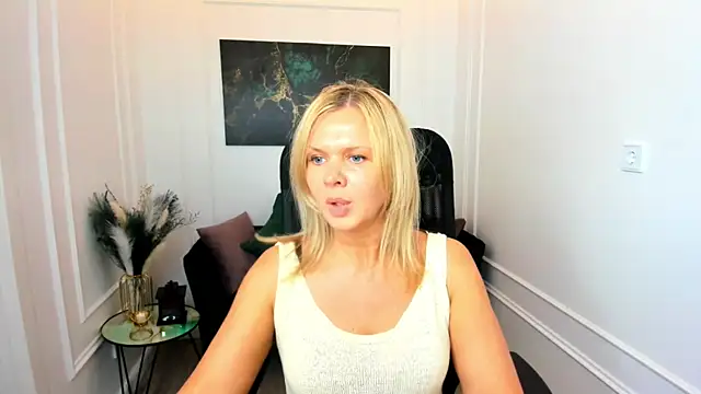 AgathaKlouin online show from 06/07/26, 11:25