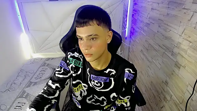 zacariasss  online show from 12/02/24, 08:44