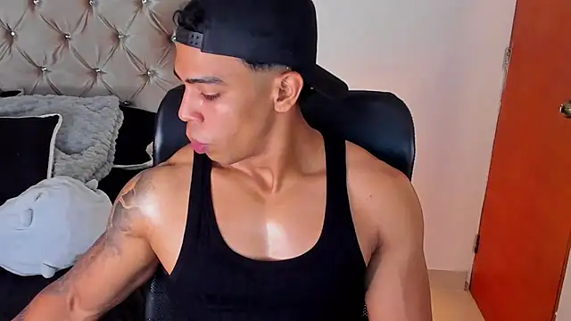 Andrew wolf7 online show from 10/03/25, 07:55