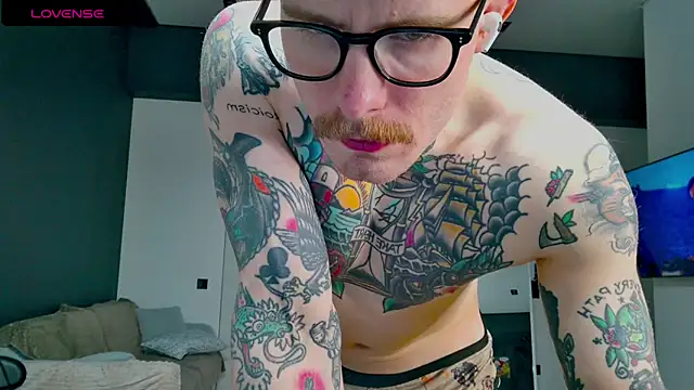 Snapshot of white_King9999 chatting on 01/13/26, 01:05 white King9999 online show from 01/13/26, 01:05