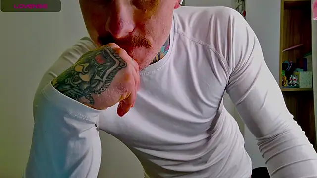 Snapshot of white_King9999 chatting on 02/12/26, 02:23 white King9999 online show from 02/12/26, 02:23