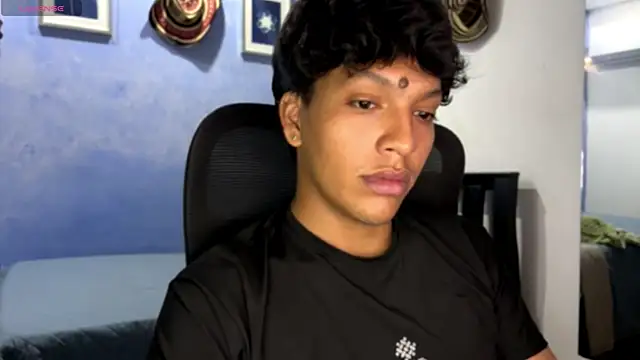 Snapshot of Xander_bonnet1 chatting on 11/25/25, 03:23 Xander bonnet1 online show from 11/25/25, 03:23