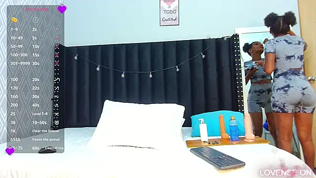 Snapshot of petitelittleebony chatting on 03/13/25, 07:28 petitelittleebony online show from 03/13/25, 07:28