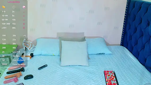 Snapshot of petitelittleebony chatting on 09/27/25, 02:27 petitelittleebony online show from 09/27/25, 02:27