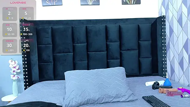 Snapshot of petitelittleebony chatting on 10/08/25, 03:04 petitelittleebony online show from 10/08/25, 03:04