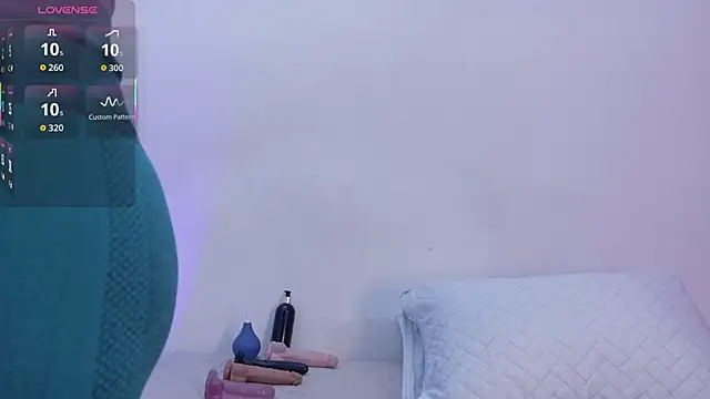 Snapshot of petitelittleebony chatting on 11/09/25, 12:14 petitelittleebony online show from 11/09/25, 12:14