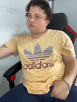 Snapshot of AndresChuboi chatting on 12/05/25, 05:53 AndresChuboi online show from 12/05/25, 05:53