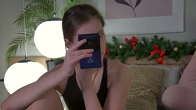 Snapshot of AshleyDouglas chatting on 12/16/24, 04:45 AshleyDouglas online show from 12/16/24, 04:45