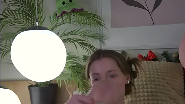 Snapshot of AshleyDouglas chatting on 12/16/24, 01:43 AshleyDouglas online show from 12/16/24, 01:43