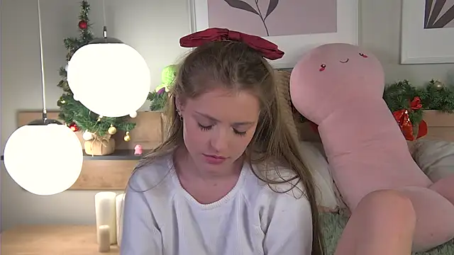 Snapshot of AshleyDouglas chatting on 12/21/24, 01:32 AshleyDouglas online show from 12/21/24, 01:32