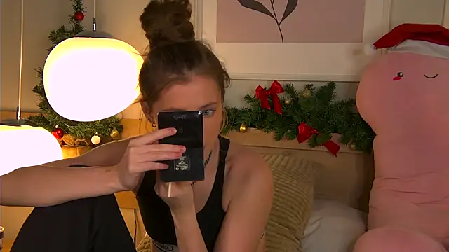 Snapshot of AshleyDouglas chatting on 01/03/25, 07:27 AshleyDouglas online show from 01/03/25, 07:27