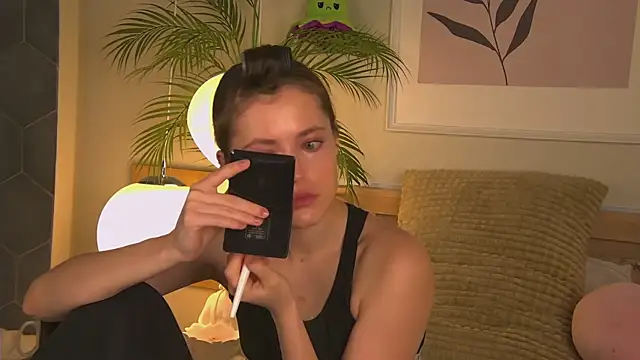 Snapshot of AshleyDouglas chatting on 02/07/25, 04:06 AshleyDouglas online show from 02/07/25, 04:06