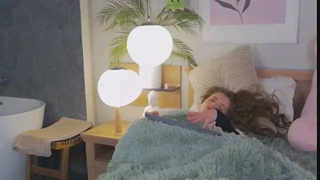 Snapshot of AshleyDouglas chatting on 03/07/25, 12:01 AshleyDouglas online show from 03/07/25, 12:01