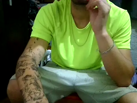 Snapshot of montevideoo chatting on 12/15/25, 05:12 montevideoo online show from 12/15/25, 05:12