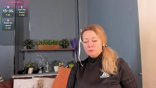 JesiaFoxi online show from 12/18/25, 09:37