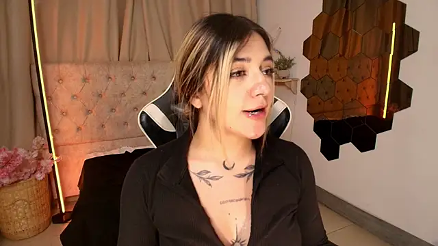 ashleyvalirya online show from 03/21/25, 10:06