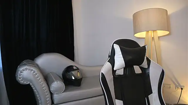 ashleyvalirya online show from 04/21/26, 07:50