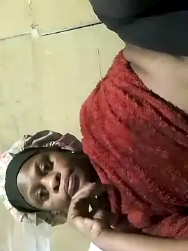 Snapshot of ZIPORA07 chatting on 10/02/25, 08:43 ZIPORA07 online show from 10/02/25, 08:43