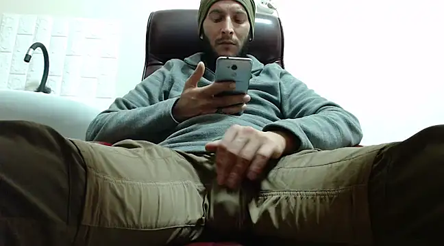Snapshot of hardbigcock16 chatting on 12/14/24, 01:27 hardbigcock16 online show from 12/14/24, 01:27