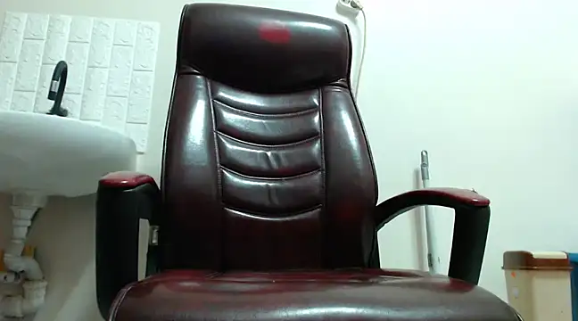 Snapshot of hardbigcock16 chatting on 12/21/24, 08:07 hardbigcock16 online show from 12/21/24, 08:07