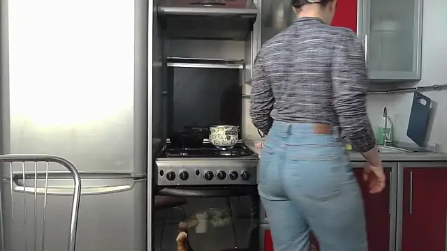 Snapshot of Kashtanka_ chatting on 02/13/25, 06:41 Kashtanka online show from 02/13/25, 06:41