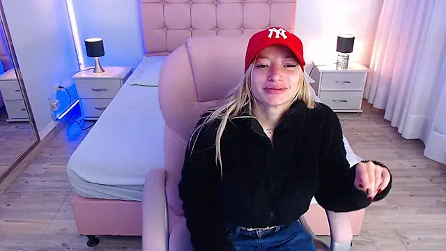 Snapshot of zoe_jones13 chatting on 11/05/25, 03:28 zoe jones13 online show from 11/05/25, 03:28