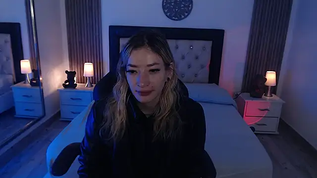 Snapshot of zoe_jones13 chatting on 11/08/25, 03:18 zoe jones13 online show from 11/08/25, 03:18