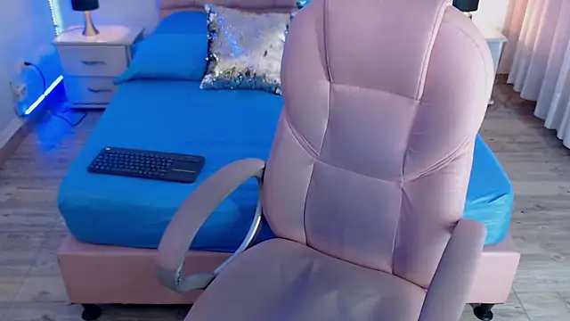 Snapshot of zoe_jones13 chatting on 11/15/25, 03:15 zoe jones13 online show from 11/15/25, 03:15