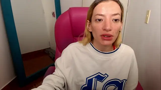 Snapshot of zoe_jones13 chatting on 07/17/26, 01:23 zoe jones13 online show from 07/17/26, 01:23