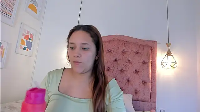 Snapshot of aprill21_ chatting on 12/06/24, 01:55 aprill21 online show from 12/06/24, 01:55