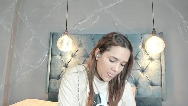 Snapshot of aprill21_ chatting on 12/14/24, 10:18 aprill21 online show from 12/14/24, 10:18