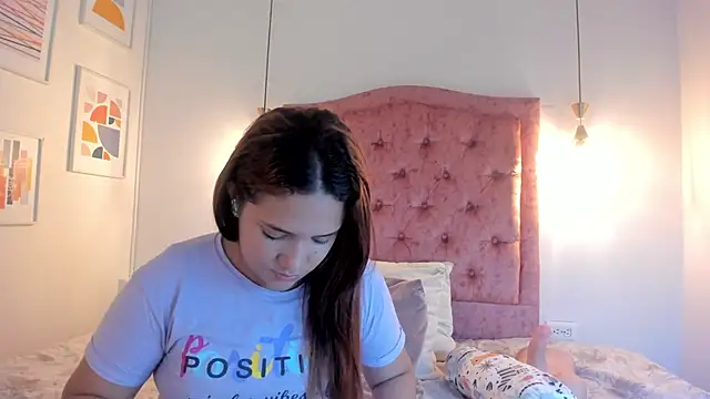 Snapshot of aprill21_ chatting on 12/17/24, 02:11 aprill21 online show from 12/17/24, 02:11