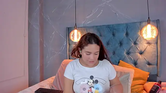 Snapshot of aprill21_ chatting on 12/20/24, 10:22 aprill21 online show from 12/20/24, 10:22