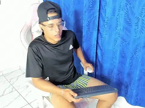 Snapshot of jamesescobar_ chatting on 04/08/26, 04:01 jamesescobar online show from 04/08/26, 04:01