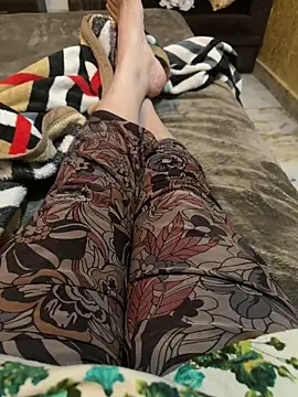 heena13 online show from 11/30/25, 11:03