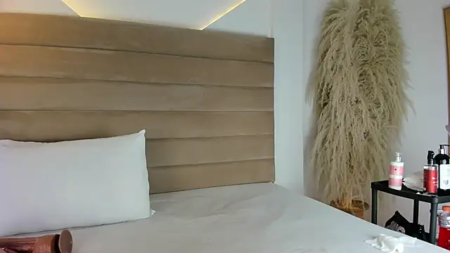 Snapshot of IsabellaJonns chatting on 02/12/25, 04:23 IsabellaJonns online show from 02/12/25, 04:23