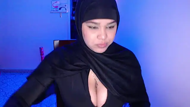 Snapshot of VenussTits97 chatting on 03/18/25, 12:05 VenussTits97 online show from 03/18/25, 12:05