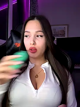 Snapshot of EricaWalls chatting on 10/31/25, 06:42 EricaWalls online show from 10/31/25, 06:42