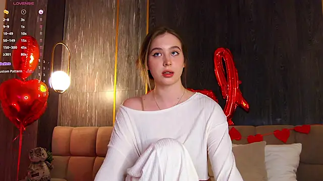 Snapshot of LoraineLuff chatting on 02/16/25, 05:59 LoraineLuff online show from 02/16/25, 05:59