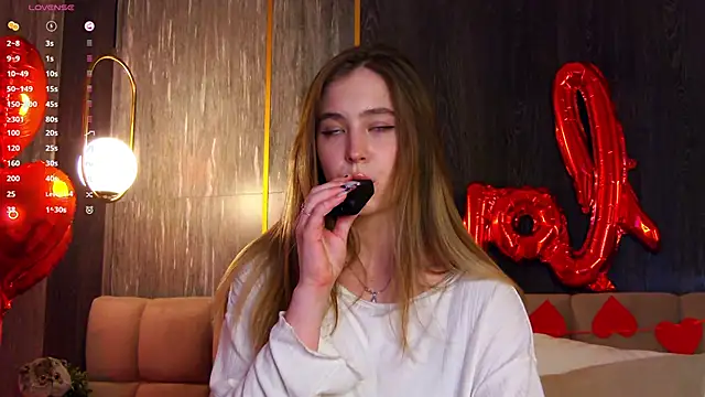 Snapshot of LoraineLuff chatting on 02/16/25, 09:05 LoraineLuff online show from 02/16/25, 09:05