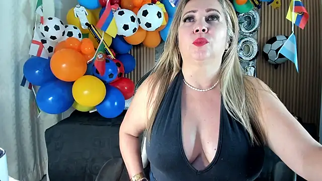 Snapshot of Danna_topless chatting on 06/24/26, 12:04 Danna topless online show from 06/24/26, 12:04