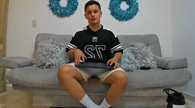 Snapshot of julian_wallace chatting on 01/14/25, 12:43 julian wallace online show from 01/14/25, 12:43