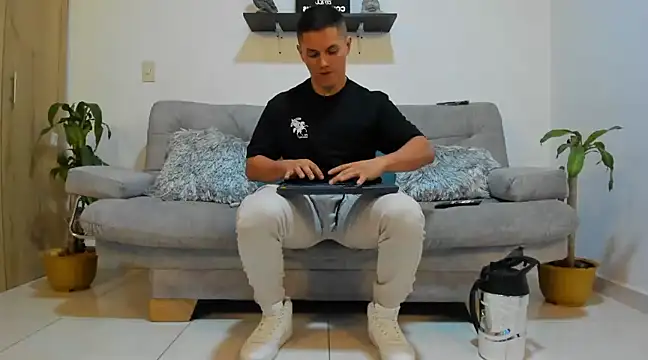 Snapshot of julian_wallace chatting on 01/25/25, 01:10 julian wallace online show from 01/25/25, 01:10