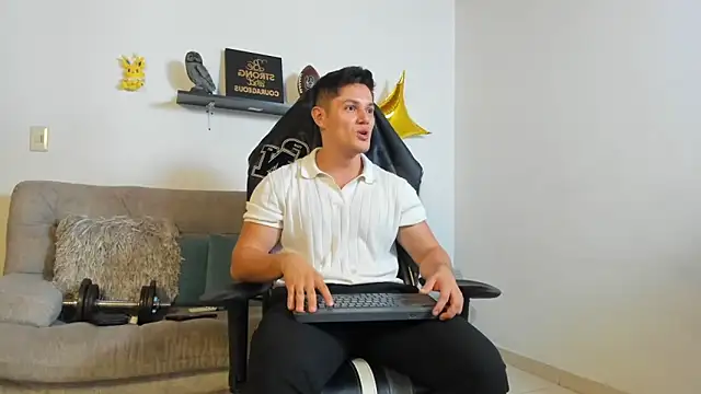 Snapshot of julian_wallace chatting on 10/13/25, 12:54 julian wallace online show from 10/13/25, 12:54