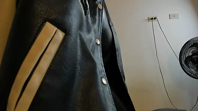 Snapshot of julian_wallace chatting on 10/17/25, 03:10 julian wallace online show from 10/17/25, 03:10